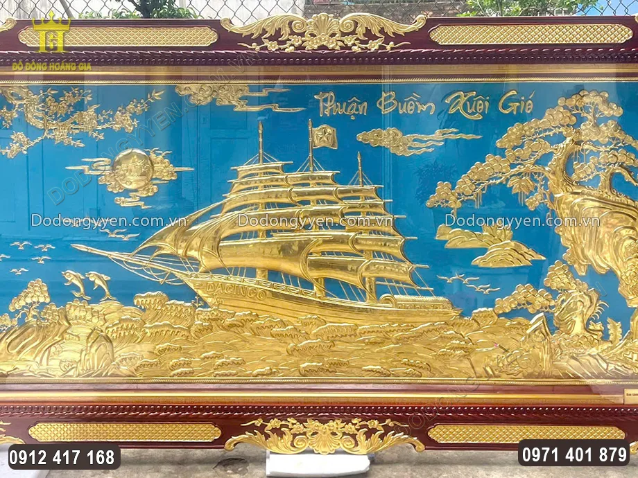 H&igrave;nh ảnh con thuyền căng buồm no gi&oacute; được chạm th&uacute;c nổi bật ở trung t&acirc;m bức tranh